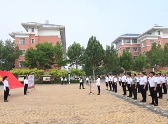2022年7月1日，县四大班子领导出席在我校举行的庆祝建党101周年升国旗仪式，并带领大家重温入党誓词